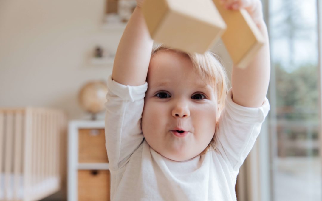 Wie spielt man mit einem Neugeborenen? Beste Aktivitäten, um Ihr Baby zu engagieren