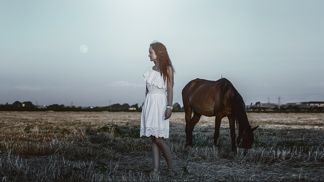 photo session with a horse, young woman, hat