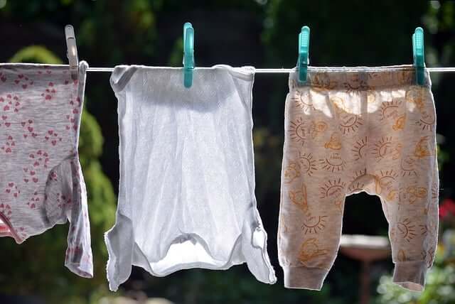 Günstige Babykleidung: So sparst du an Pullover und Mützchen